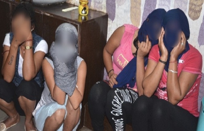 कानपुर में सेक्स रैकेट का भंडाफोड़, संचालिका समेत चार युवतियां और दो युवक दबोचे गए