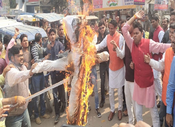 बांदा में भाजयुमो नेताओं ने सैकड़ों कार्यकर्ताओं के साथ फूंका ममता बनर्जी का पुतला, जमकर नारेबाजी
