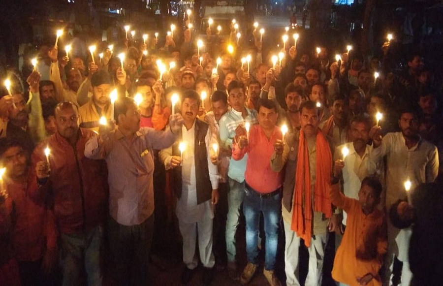 भगवान नीलकंठ की नगरी में शहीदों को श्रद्धांजलि देने उमड़ी भीड़, कैंडल मार्च और 2 मिनट मौन