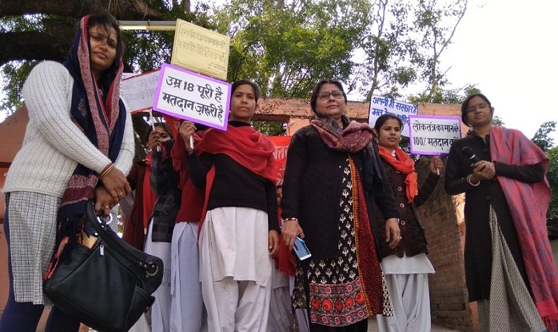 छात्राओं ने मतदाताओं को नुक्कड़ नाटक के जरिये किया जागरूक