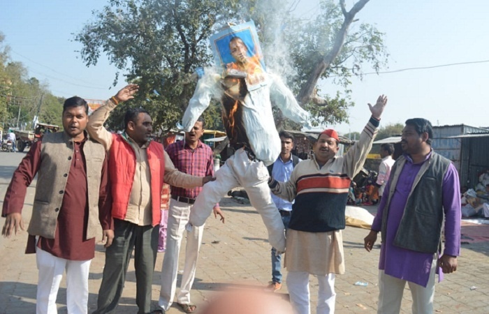 बांदा में सपाइयों ने मुख्यमंत्री योगी आदित्यनाथ का पुतला फूंका, जमकर लगाए नारे