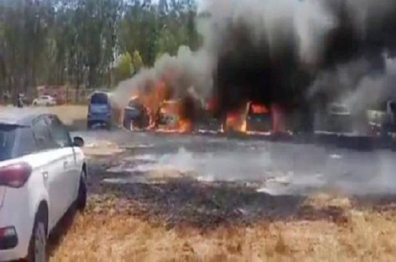 बेंगलुरु में एयर-शो के दौरान हादसा, आग से 100 गाड़ियां जलकर राख