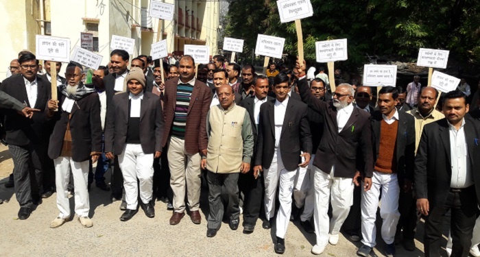 बांदा में मांगों को लेकर वकीलों ने निकाली रैली, दिखाई एकजुटता