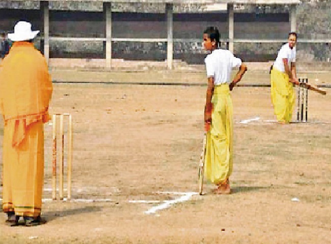 अनोखा क्रिकेटः धोती-कुर्ता पहने खिलाड़ियों ने लगाए चौके-छक्के और संस्कृत में अंपायरों ने दी कमेंट्री