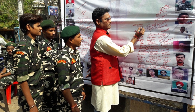 बांदा में अखंड हिंद फौज ने हस्ताक्षर अभियान चलाकर दी शहीद जवानों को श्रद्धांजलि
