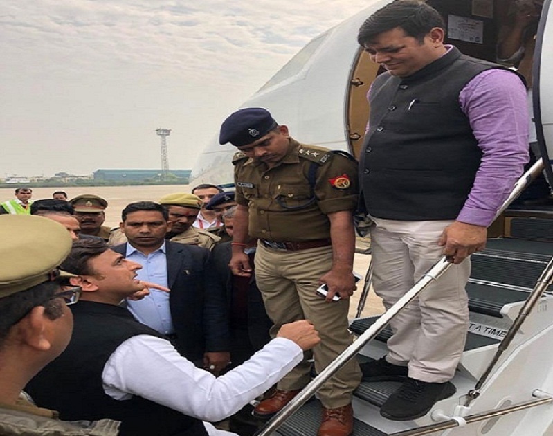 लखनऊ एयरपोर्ट पर अखिलेश यादव को अधिकारियों ने प्रयागराज जाने से जबरन रोका, विधान परिषद में हंगामा
