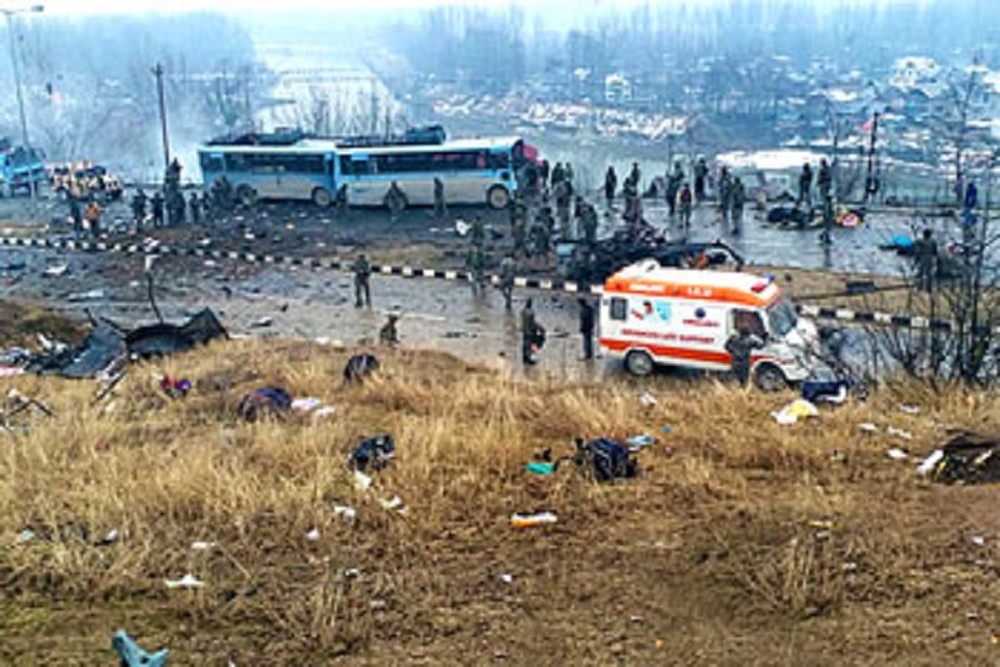 कश्मीर के पुलवामा में बड़ा आत्मघाती आतंकी हमला, 40 जवान शहीद और 42 गंभीर रूप से घायल
