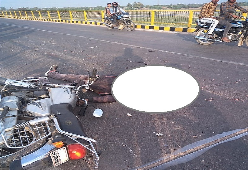 हमीरपुर में बाइक सवार की अज्ञात वाहन से कुचलकर मौत, कई किमी लगा जाम