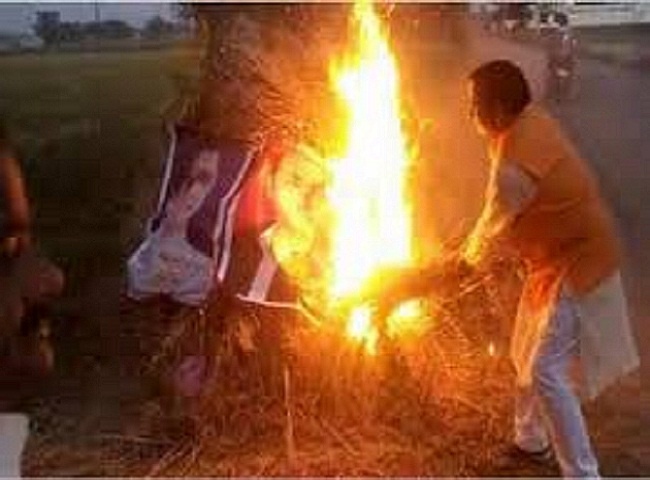होलिका दहन में माया-अखिलेश के पोस्टर जलाने वाले भाजपा नेता के खिलाफ एफआईआर