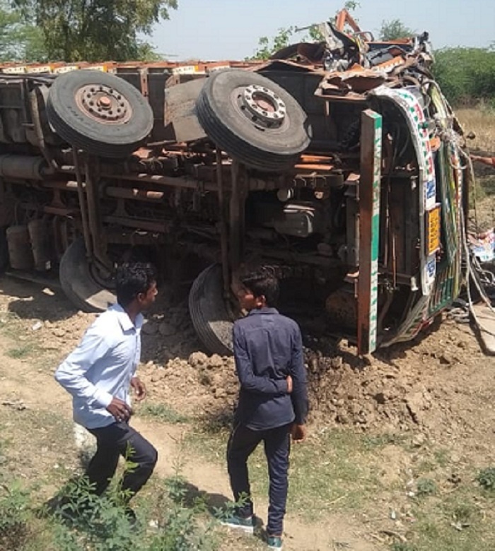 हमीरपुर में ट्रकों की आमने-सामने भयंकर टक्कर, एक घायल