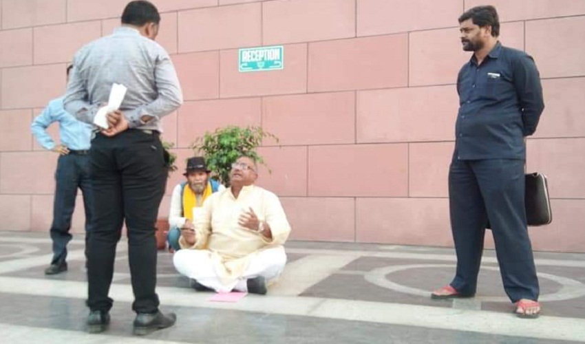 बुुंदेली सियासतः दिल्ली बीजेपी दफ्तर में धरने पर बांदा के सासंद भैरो प्रसाद मिश्रा, टिकट कटने से आहत