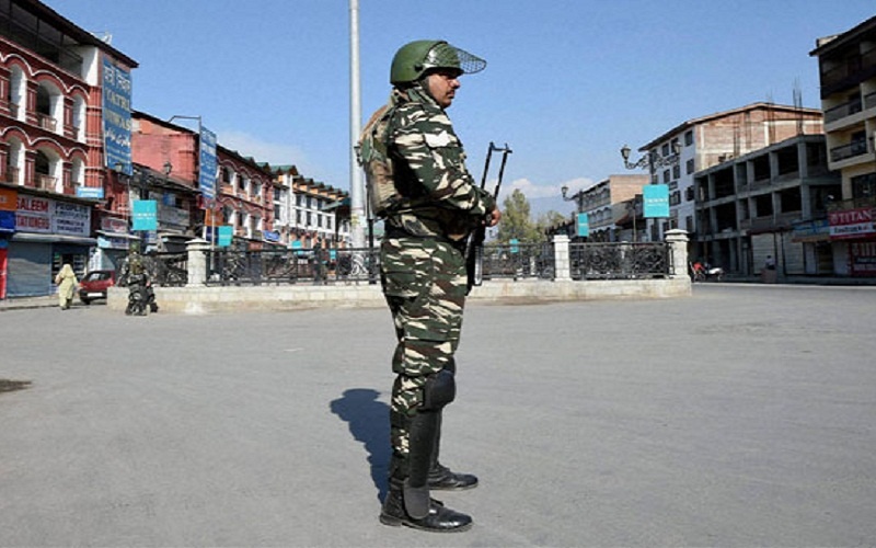 कश्मीर में सेना के जवानों ने चुनाव ड्यूटी पर तैनात एसडीएम को घसीटा, पीटा भी