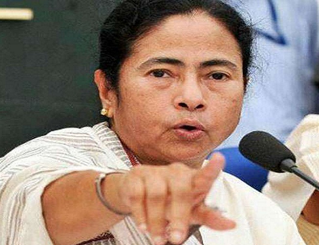 पश्चिम बंगाल के चुनाव अधिकारी ने दिया राजनीतिक बयान, ममता ने हटाने की मांग की