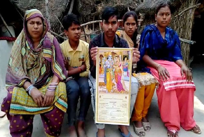 मुस्लिम परिवार ने बेटी की शादी के निमंत्रण कार्ड पर भगवान राम-सीता की छपवाई तस्वीर