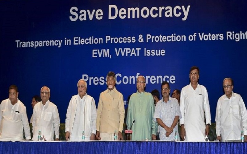 पहले चरण में ईवीएम से धांधली के आरोप, दिल्ली में एकजुट विपक्ष ने की बैलट से चुनाव की मांग