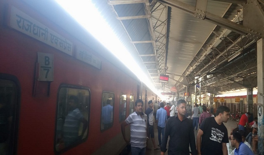 ..जब अचानक बांदा स्टेशन पर आकर रुकी देश की वीवीआईपी ट्रेन राजधानी एक्सप्रेस, 3 ट्रेनें हुईं रद्द