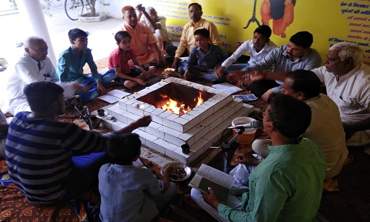 बांदा में आर्यसमाज के लोगों ने सूरत के 20 छात्रों की आत्मा की शांति के लिए किया यज्ञ