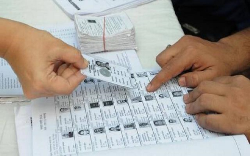 बीएलओ सर्वे में खुलासाः बांदा जिले से 1.27 लाख मतदाता कहीं बाहर..