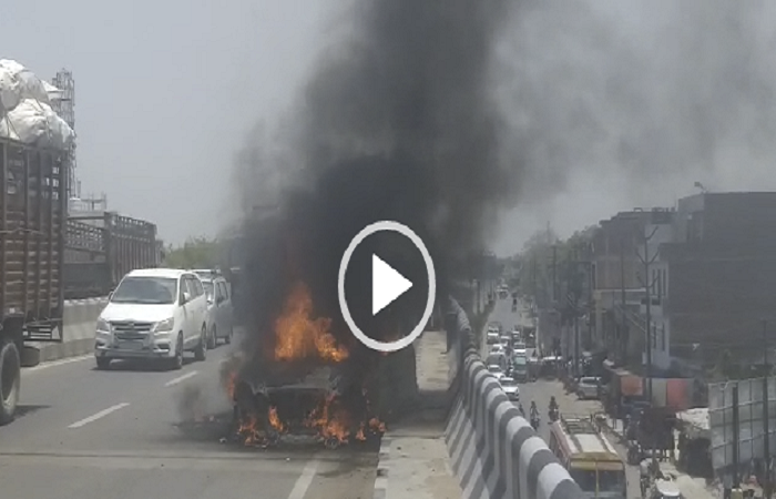कानपुर में चकेरी फ्लाईओवर ब्रिज पर धू-धूकर जली मर्सिडीज कार, कूदकर लोगों ने बचाई जानें, हड़कंप