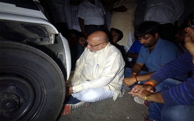 पीएम मोदी के भाई थाने के सामने बैठे धरने पर, एस्कार्ट नहीं मिलने से हुए नाराज..