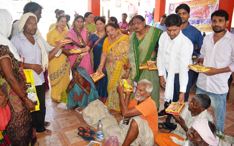 बांदा में क्षत्रिय समाज की महिला सदस्यों ने मंदिर में किया गरीबों को भोजन वितरण