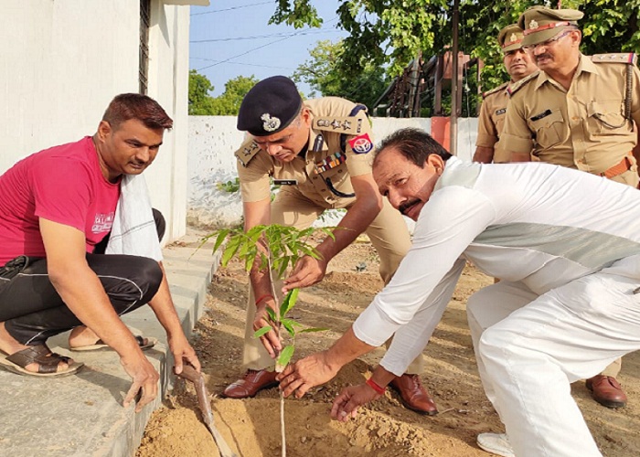 कानपुर में एसएसपी अनंतदेव ने पुलिस लाइन में किया पौधरोपण, परेड का निरीक्षण भी