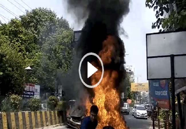 कानपुर में अभी-अभी स्वरूप नगर थाने के पास धू-धूकर जली हांडा सिटी कार, सवार लोगों ने कूदकर बचाई जान