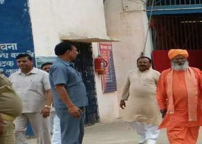 सीतापुर जेल में बंद रेप के आरोपी विधायक से मिलने पहुंचे साक्षी महाराज