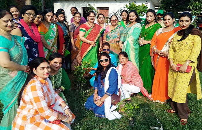 बांदा के हार्पर क्लब में महिला सदस्यों ने लगाए पौधे, संरक्षण का लिया संकल्प