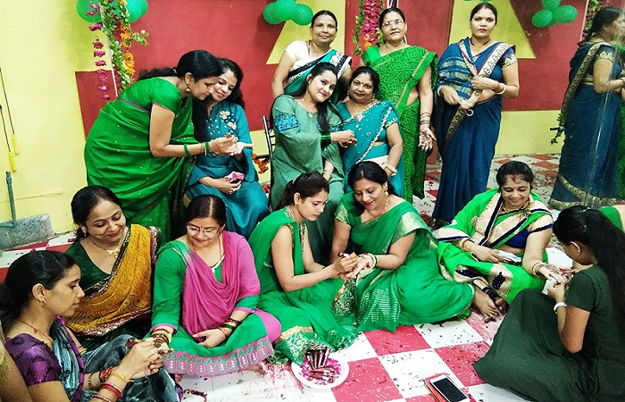 बांदा में महिलाओं ने हरियाली तीज उत्सव पर सजाई मेहंदी, एक-दूसरे को दी शुभकामनाएं