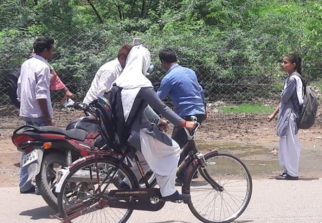 बांदा में स्कूटी सवार छात्राओं को बाइक सवार युवक ने मारी टक्कर, दोनों घायल