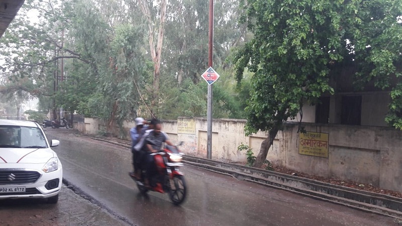 बांदा में बरसात से भीगा शहर, बाइक पर मस्ती करते नजर आए युवा तो  छिपते-छिपाते भी रहे कुछ लोग..