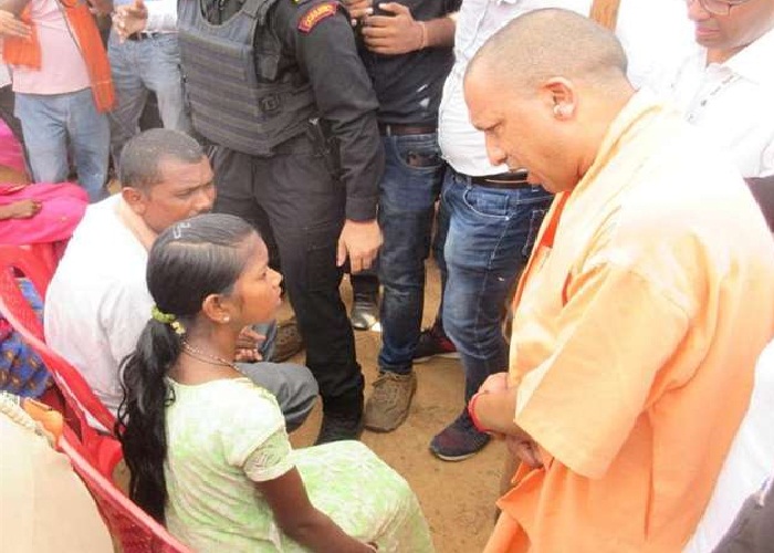 मुख्यमंत्री योगी आदित्यनाथ ने सोनभद्र पहुंचकर नरसंहार के पीड़ितों से की मुलाकात, सुना दुख-दर्द