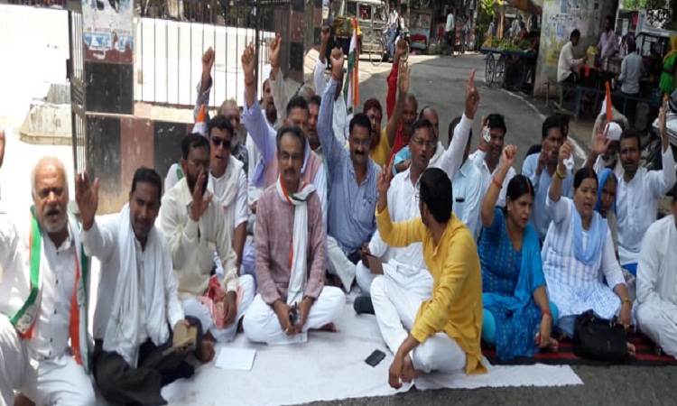 बांदा में प्रियंका गांधी हिरासत मामलेे में धरने पर जमे कांग्रेसियों ने सरकार को बताया संवेदनहीन