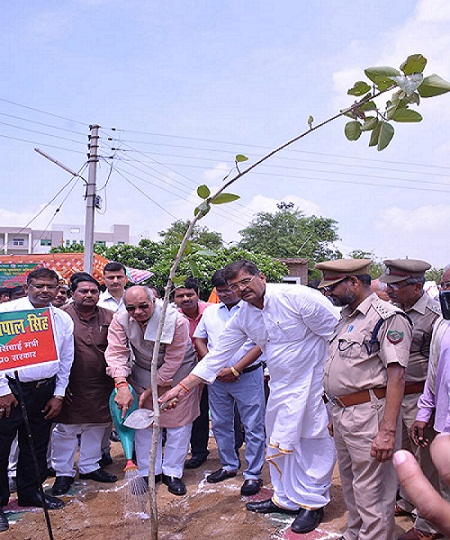 बांदा के मेडिकल कालेज में सिंचाई मंत्री ने किया पौधरोपण