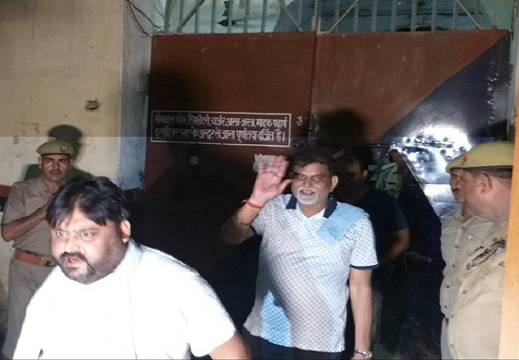 पूर्व विधायक अशोक सिंह चंदेल देर रात भारी सुरक्षा के बीच हमीरपुर जेल से भेजे गए आगरा कारागार