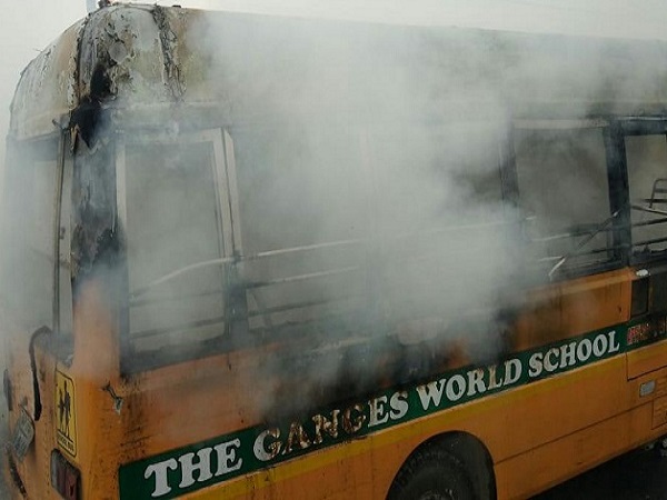 कानपुर के गैंजेस वर्ल्ड स्कूल की बस में लगी आग, बाल-बाल बची दर्जनों बच्चों की जान