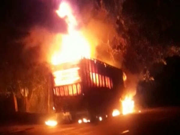 रिफाइंड लदा तेज रफ्तार ट्रक पेड़ से टकराया, फिर धू-धूकर जलकर हुआ राख