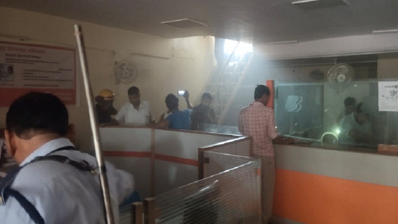 कानपुर में बैंक ऑफ बड़ौदा की शाखा में आग से बड़ा नुकसान, दो गाड़ियों ने पाया काबू