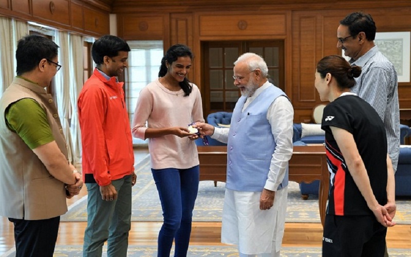 विश्व चैम्पियन पीवी सिंधु ने की प्रधानमंत्री मोदी से मुलाकात, मेडल पहनाकर दिया आशीर्वाद 