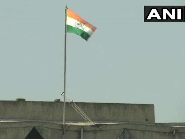 जम्मू कश्मीर में 67 साल बाद सभी संवैधानिक भवनों पर लहराया तिरंगा, राज्य का झंडा हटा..