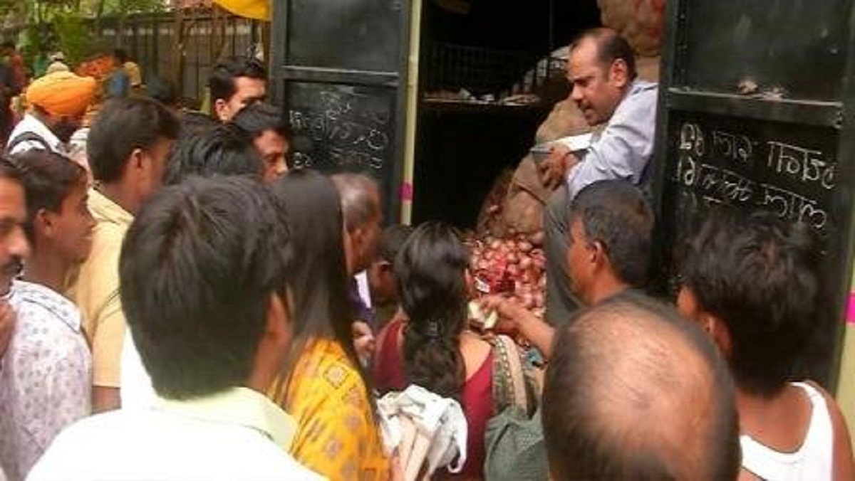 दिल्ली में 22 रुपए किलो बिकी प्याज, खरीददारों की लंबी कतार