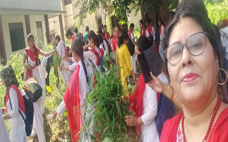बांदा महिला कालेज में शिक्षिकाओं के साथ छात्राओं ने ली स्वच्छता की शपथ
