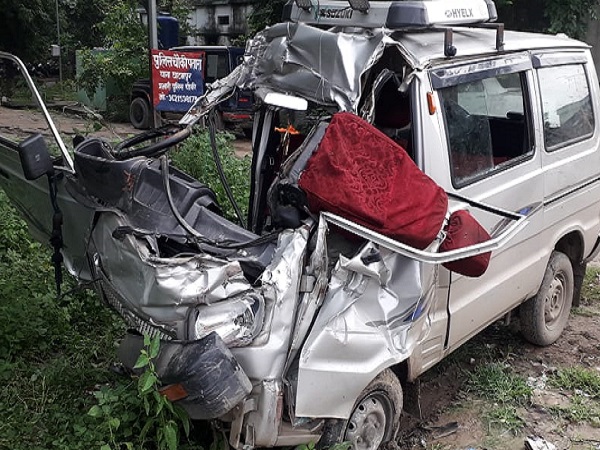 कानपुरः खड़े कंटेनर ट्रक में घुसी वैन, बच्ची समेत दो की मौत, 4 गंभीर