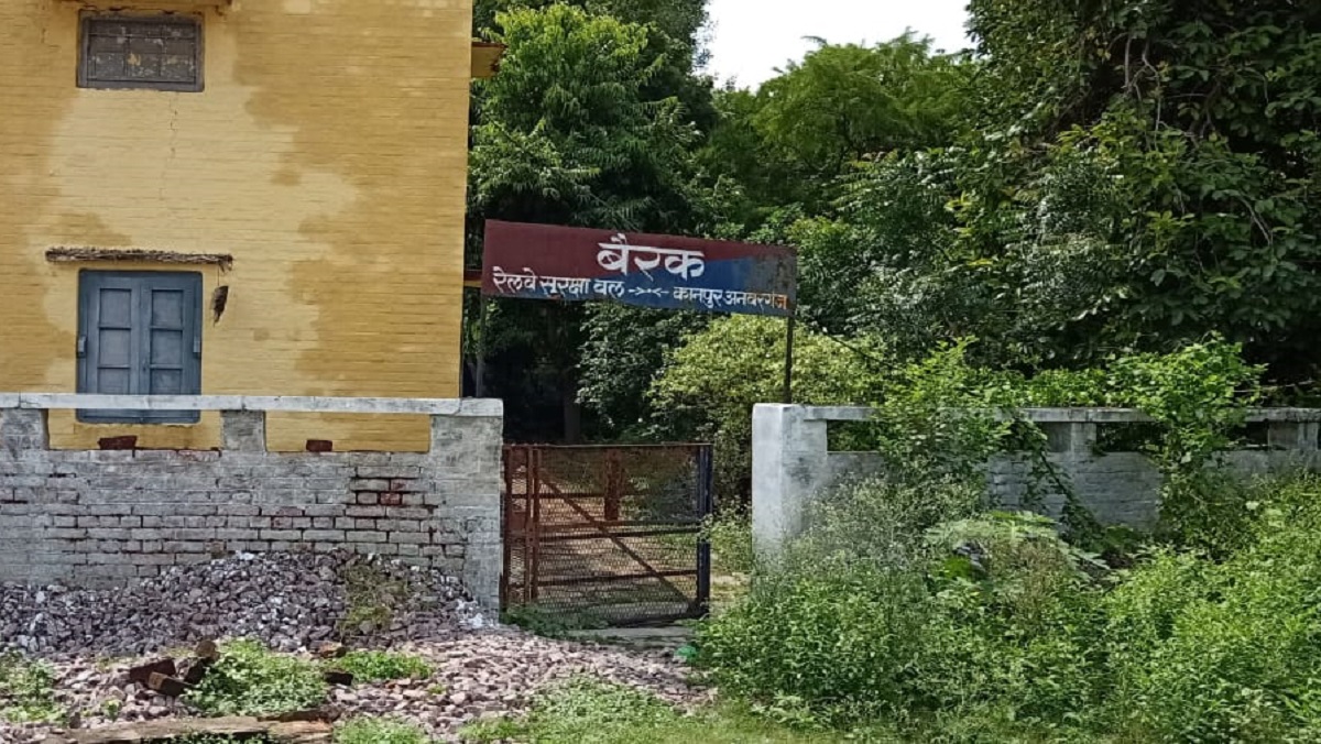 कानपुर में रेलवे कालोनी में गंदगी की भरमार, जलभराव से डेंगू..