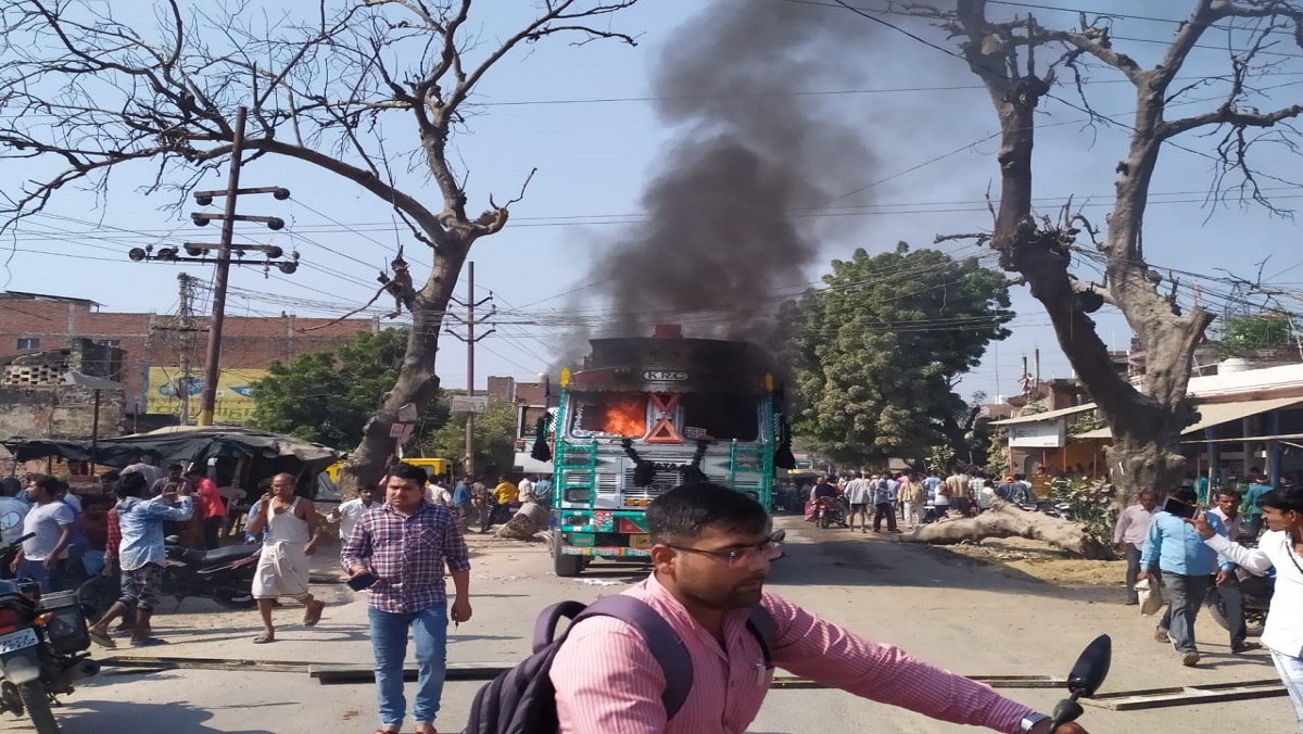 फतेहपुर में छात्रा को ट्रक ने कुचला, गुस्साई भीड़ ने लगाई आग