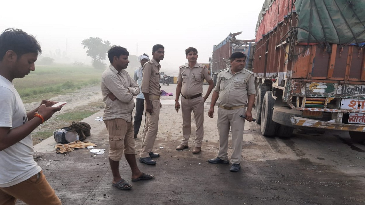 फतेहपुर में हाईवे पर दो ट्रकों की टक्कर में चालक की मौत, खलासी गंभीर