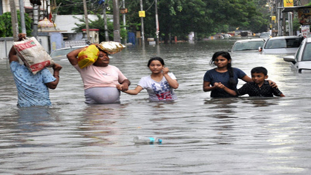 मौसम विभागः यूपी-बिहार में अगले दो दिन कहर बरपाएगी बारिश, अफसरों की छुट्टियां रद्द