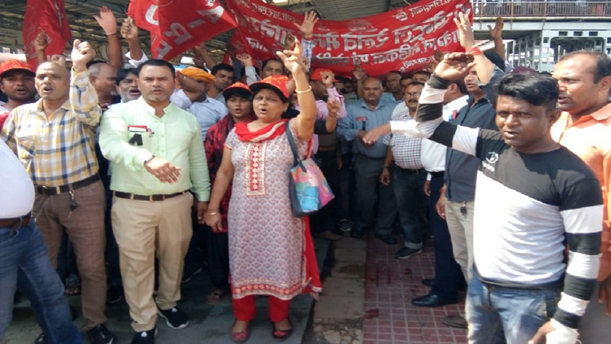 कानपुर में पहली कारपोरेट ट्रेन तेजस का जबरदस्त विरोध, नारेबाजी