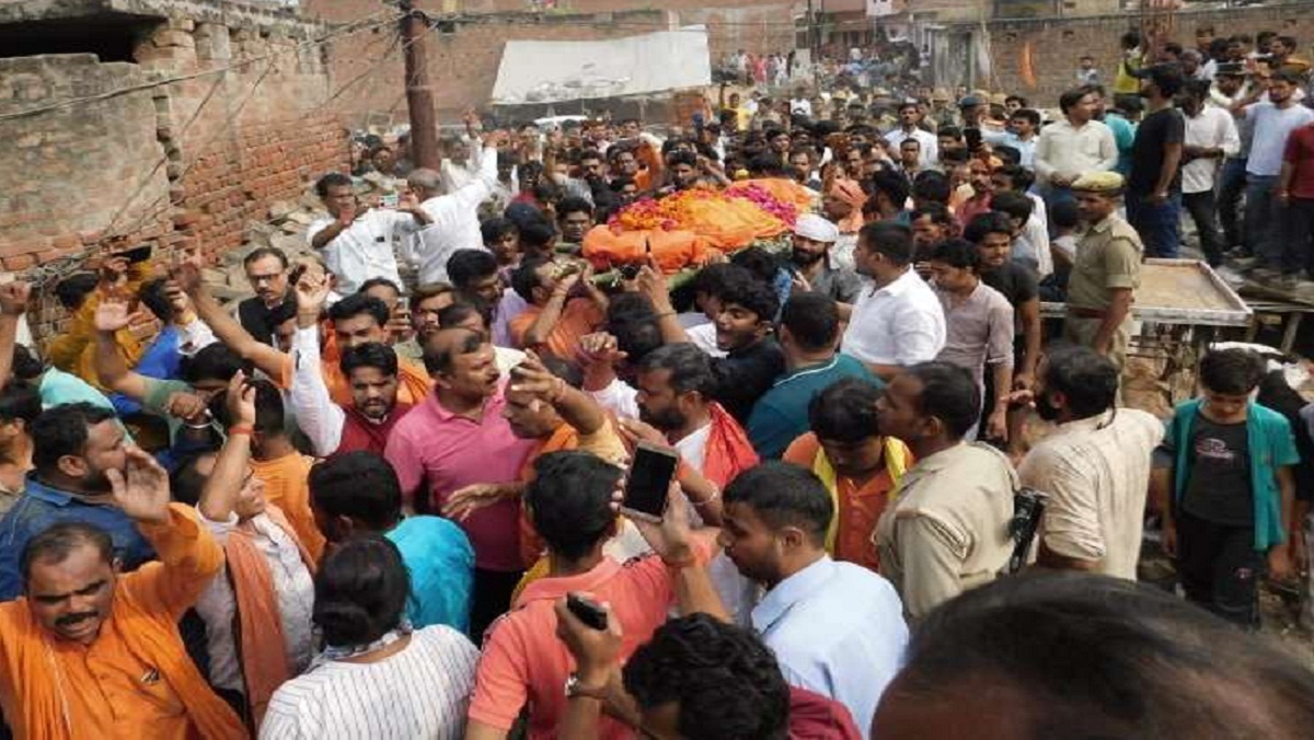 सीतापुर में कमलेश तिवारी का कड़ी सुरक्षा में अंतिम संस्कार, कमिश्नर-आईजी रहे मौजूद